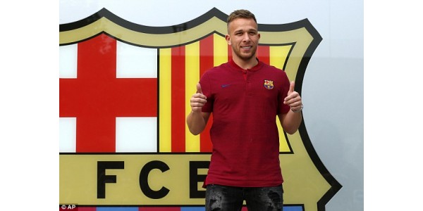 Arthur kom offisielt til Barcelona
